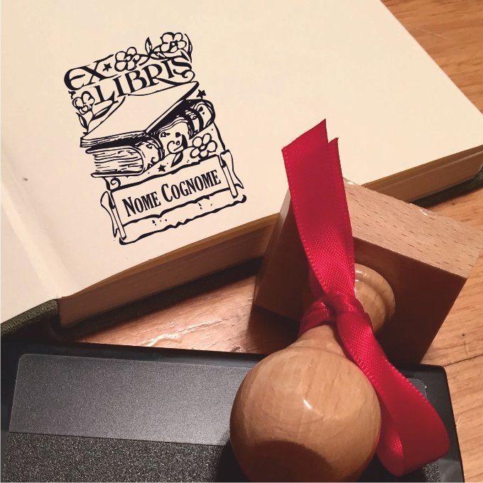 Timbro Ex Libris personalizzato e un Libro con Fiori