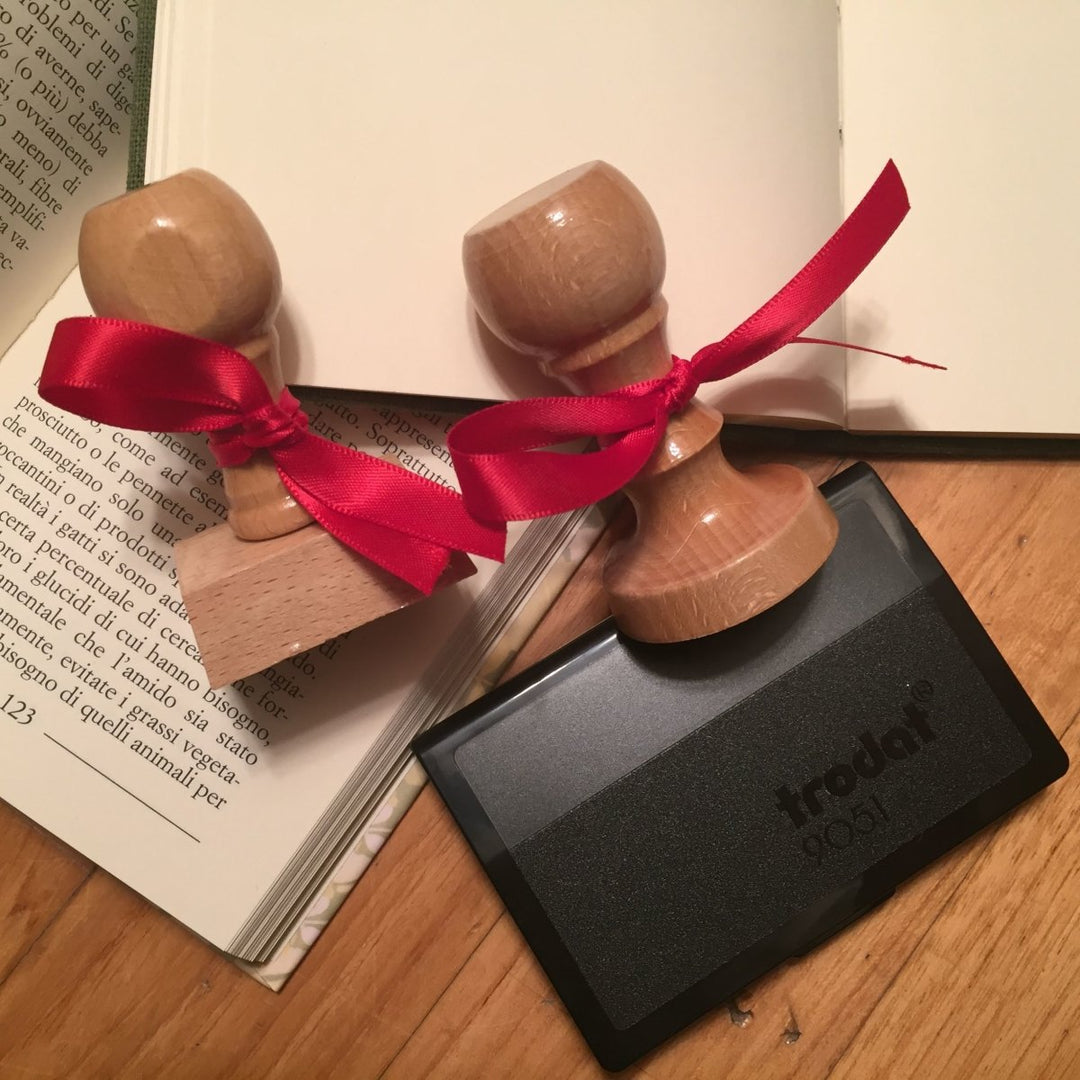 Timbro per libri – Bouquet e nome | Questo libro appartiene a | 50 x 30 mm | Timbro Ex Libris | Timbro in legno o timbro autoinchiostrante | Ex libris - Italia Timbro per libri – Bouquet e nome | Questo libro appartiene a | 50 x 30 mm | Timbro Ex Libris | Timbro in legno o timbro autoinchiostrante | Ex libris - Italia